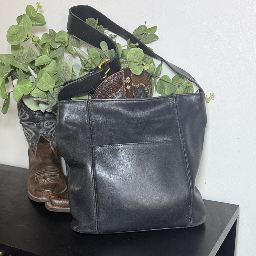 Vintage Coach Black Leather Shoulder Bag Classic Minimalist Crossbody Purse